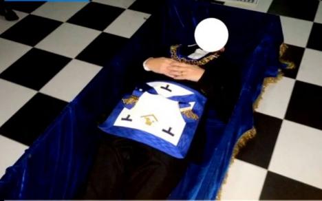 Imagini din ritualuri masonice desfăşurate la Oradea: Ridicaţi în rang prin... culcarea în sicrie (VIDEO)