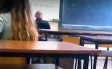 Scandalos: Un profesor de religie şi preot din Copşa Mică s-a masturbat în faţa elevilor (VIDEO)