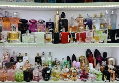 Aproape 600 de parfumuri, confiscate dintr-un magazin din Oradea. Poliţiştii bănuiesc că sunt contrafăcute (FOTO)
