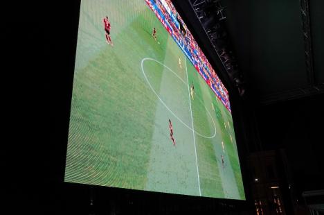Mii de orădeni au urmărit meciul România – Belgia în Piața Unirii. La finalul meciului a început furtuna (FOTO/VIDEO)