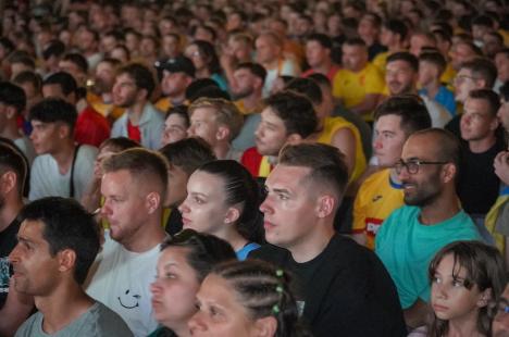 Mii de orădeni au urmărit meciul România – Belgia în Piața Unirii. La finalul meciului a început furtuna (FOTO/VIDEO)