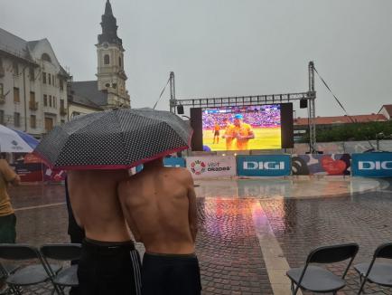 „Generația de suflet” a calificat România în optimi la Euro 2024. Orădenii au sărbătorit în stradă (FOTO/VIDEO)