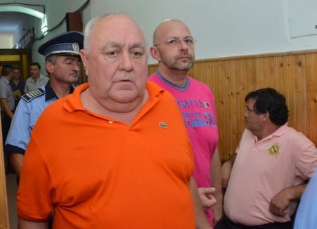 Arestaţi cu chef: În arest la domiciliu pentru şpagă, doctorul Sălăjan, de la Casa de Pensii, a dat un chef monstru