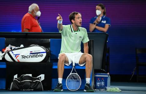 'Eşti prost?'. Amenzi după semifinala Medvedev - Tsitsipas de la Australian Open. Ce s-a întâmplat (VIDEO)