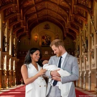 Numele bebelușului regal a fost dezvăluit! Prințul Harry și soția sa, Meghan, l-au prezentat publicului pe noul-născut (FOTO / VIDEO)