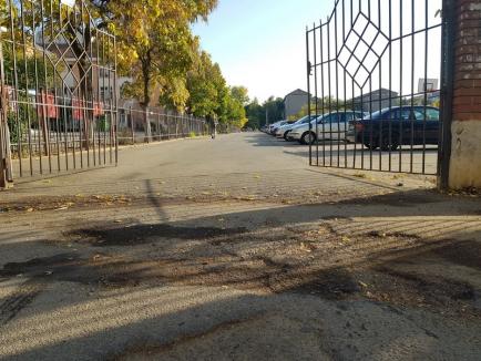 Incident la referendum în Oradea: Mesaj ”#Boicot, iubirea nu se votează”, la intrarea în liceul Onisifor Ghibu care adăposteşte secţia de votare 21 (FOTO)