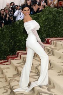 Ţinute extravagante la Met Gala 2018: Rihanna a atras toată atenţia, cu rochia 'papală' (FOTO)
