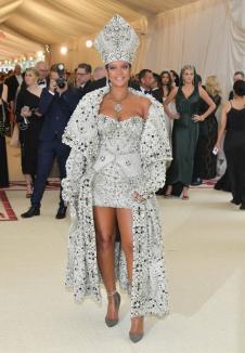 Ţinute extravagante la Met Gala 2018: Rihanna a atras toată atenţia, cu rochia 'papală' (FOTO)