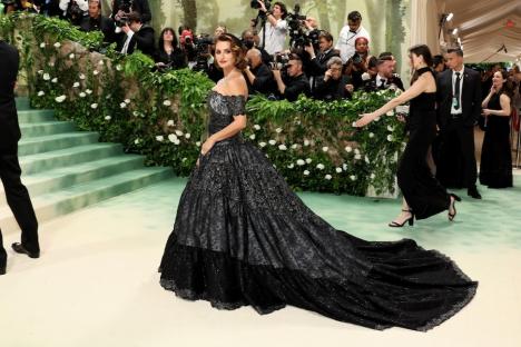 În rochii transparente, din nisip sau tricou ud, vedetele și-au etalat ținutele la MET Gala 2024 (FOTO/VIDEO)