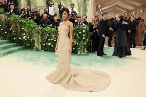 În rochii transparente, din nisip sau tricou ud, vedetele și-au etalat ținutele la MET Gala 2024 (FOTO/VIDEO)