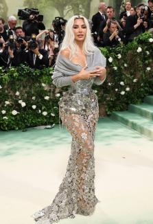 În rochii transparente, din nisip sau tricou ud, vedetele și-au etalat ținutele la MET Gala 2024 (FOTO/VIDEO)