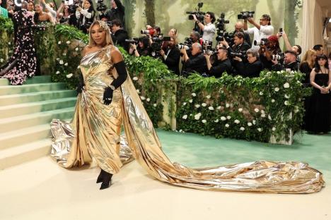 În rochii transparente, din nisip sau tricou ud, vedetele și-au etalat ținutele la MET Gala 2024 (FOTO/VIDEO)