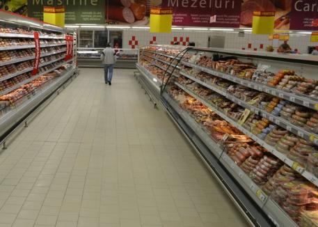 Controale în supermarketurile orădene: Protecţia Consumatorilor zice că nu avem carne expirată