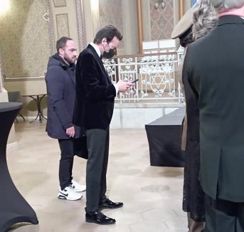 Mickey Rourke și-a făcut apariția în centrul Oradiei, pentru filmările de la Sinagoga Sion (FOTO)