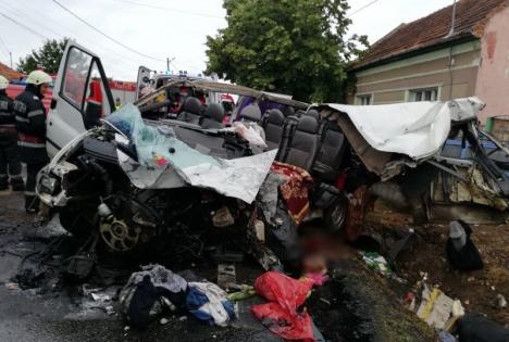 Cauza accidentului mortal din Uileacu de Criş: Şoferul microbuzului a depăşit într-o curbă deosebit de periculoasă