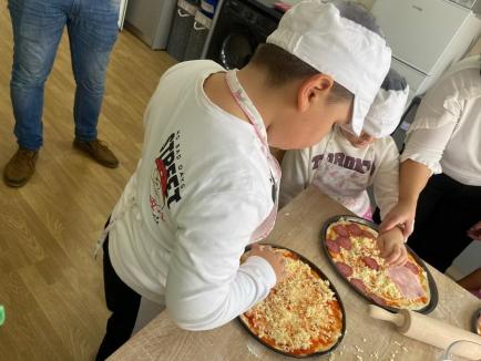 „Micul gospodar în acțiune”: De ce au făcut pizza și curățenie în clase elevii unei școli din Oradea (FOTO)