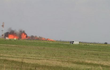 A luat foc în aer! Un MIG 21 Lancer s-a prăbuşit la un show aviatic în Călăraşi. Pilotul a murit (FOTO / VIDEO)