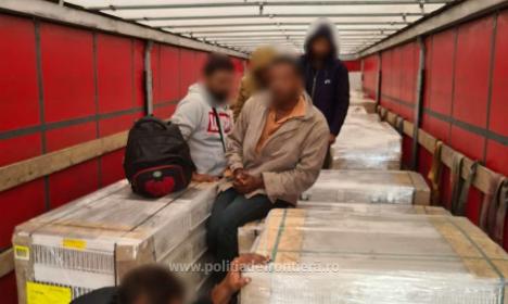 „Încărcătură” neașteptată la Borș II: 51 de migranți într-un automarfar, printre geamuri termopan
