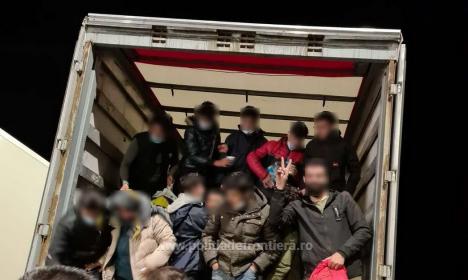 'Colete' de oameni! 44 de migranţi, prinşi în Bihor, după ce au vrut să fugă în Ungaria, ascunşi în TIR-uri (FOTO / VIDEO)