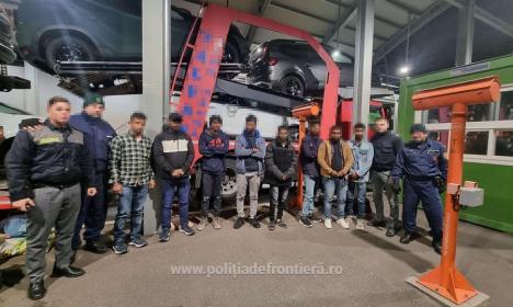 „Fugă” ingenioasă, oprită în Borș: 8 străini au vrut să treacă ilegal în Ungaria, ascunși în portbagajele unor mașini transportate pe o platformă (FOTO/VIDEO)