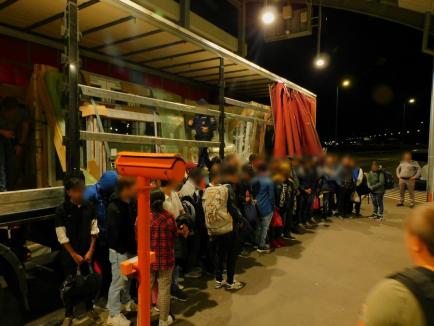 „Încărcătură” neașteptată la Borș II: 51 de migranți într-un automarfar, printre geamuri termopan
