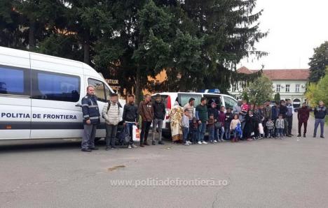 25 de migranţi din Irak şi Palestina, ascunşi într-un Peugeot Boxer, au fost prinşi la Ciumeghiu