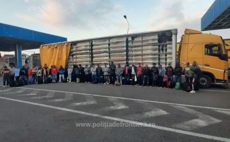 36 de migranţi, găsiţi de poliţiştii ITPF Oradea printre... sicrie (VIDEO)