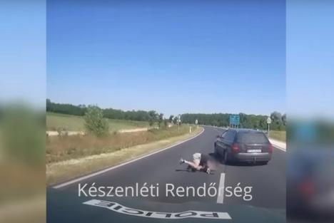 Scene ca-n filme în Ungaria: Un şofer român s-a aruncat de la volanul maşinii pline cu migranţi în timp ce era urmărit de poliţie (VIDEO)