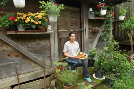Legume... la modă: Un profesor universitar din Oradea a amenajat o grădină cu roşii ecologice şi alte soiuri exotice (FOTO / VIDEO)