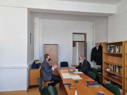 Istoricul Mihai Drecin a donat 3.000 de cărți unui centru de studii din cadrul Universității din Oradea