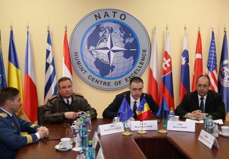Ministrul apărării, Mihai Fifor, a vizitat Centrul de Excelenţă NATO din Oradea (FOTO)