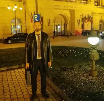 Palma morală: Un membru AUR cere instanței să-l dea afară din Parlament pe Mihai Lasca