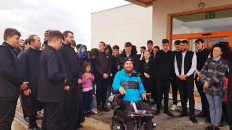 Școala altfel și... mai bună: Elevii Liceului Ortodox din Oradea au strâns bani pentru Fundația Mihai Neșu (FOTO)