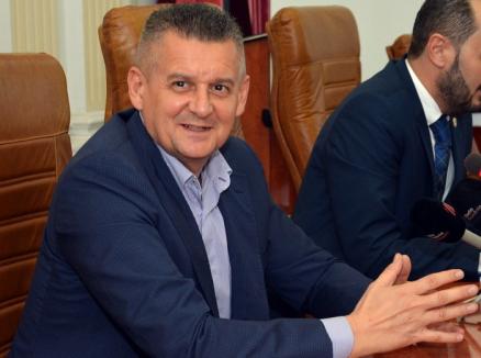 Bolojan la bani mărunţi: Prefectul Ioan Mihaiu îi cere Primăriei să mai taie din salariile 'umflate'