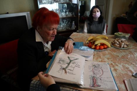 'Mama' medicilor: O profesoară din Oradea care a ajutat sute de liceeni să devină medici dă meditaţii şi la vârsta de 96 de ani! (FOTO/VIDEO)