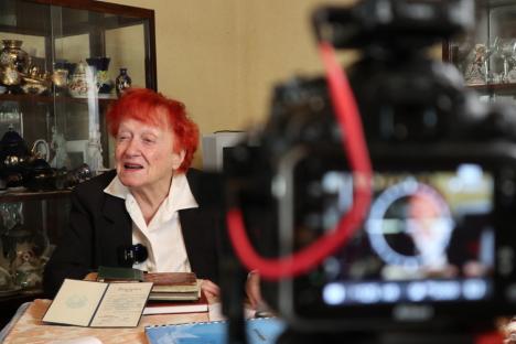 'Mama' medicilor: O profesoară din Oradea care a ajutat sute de liceeni să devină medici dă meditaţii şi la vârsta de 96 de ani! (FOTO/VIDEO)