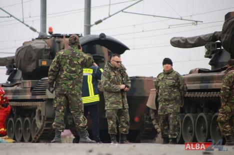 Tragedie la Alba Iulia. Un militar a murit electrocutat, în timp ce descărca tancuri pentru Parada de 1 Decembrie (VIDEO)