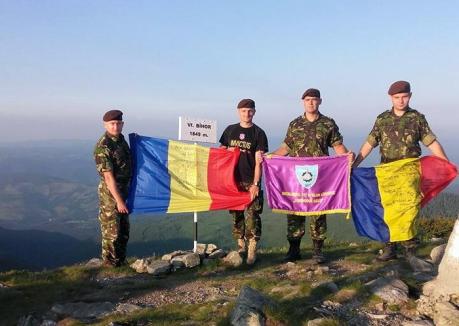 Tricolorul, cinstit la înălţime: Patru soldaţi au urcat cu steagul românesc pe Vârful Bihor (FOTO)