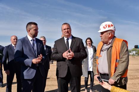 Premierul Nicolae Ciucă, vizită pe șantierul șoselei Oradea – A3. A fost curios dacă materialele de construcții provin din România (FOTO/VIDEO)