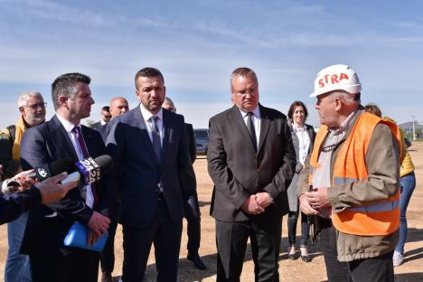 Premierul Nicolae Ciucă, vizită pe șantierul șoselei Oradea – A3. A fost curios dacă materialele de construcții provin din România (FOTO/VIDEO)