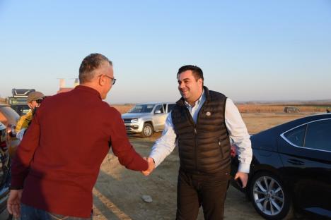 Ministrul Cuc, vizită de adio pe mini-autostrada din Bihor, ca să demonstreze că „şantierele duduie” (FOTO / VIDEO)