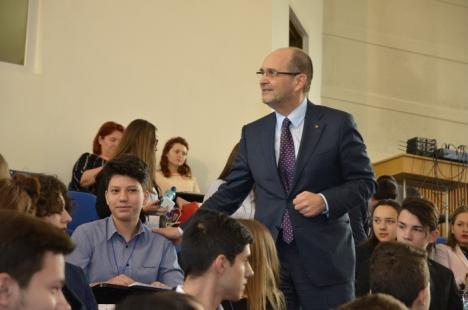 Ministrul Educaţiei, Adrian Curaj, îndemn de la Oradea pentru elevii din toată ţara: Aveţi curaj! (FOTO)