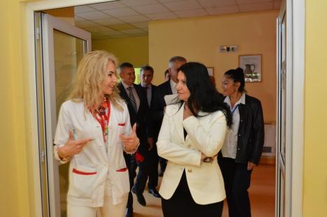După vizita la Spitalul Municipal din Oradea, ministrul Sorina Pintea a avut numai laude: 'Este curăţenie şi nu simţi mirosul de spital' (FOTO)