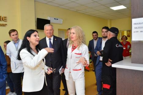 După vizita la Spitalul Municipal din Oradea, ministrul Sorina Pintea a avut numai laude: 'Este curăţenie şi nu simţi mirosul de spital' (FOTO)