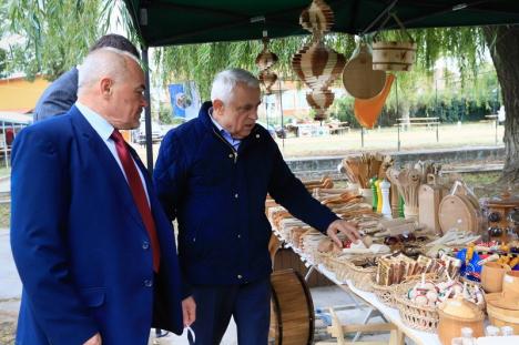 Petre Daea în Bihor: Stimulat de 'Bătutul nucilor', ministrul Agriculturii anunţă introducerea porcilor-santinelă (FOTO)