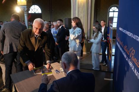Mircea Geoană, nr. 2 în NATO, a dat autografe în Oradea preț de o oră și jumătate: „Cred că există un culoar extrem de clar pentru un președinte independent” (FOTO)