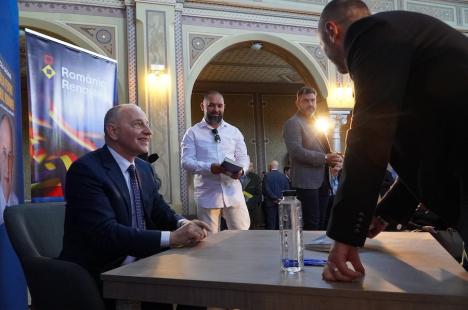Mircea Geoană, nr. 2 în NATO, a dat autografe în Oradea preț de o oră și jumătate: „Cred că există un culoar extrem de clar pentru un președinte independent” (FOTO)