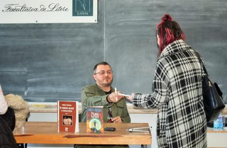 Studenții Facultății de Litere din Oradea s-au întâlnit cu scriitorul Mircea Pricăjan