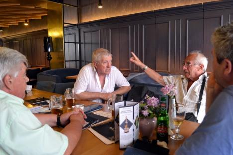 Omul cu ARO-ul: Europarlamentarul Mircea Diaconu s-a întreţinut cu orădenii ud leoarcă, după ce şi-a uitat decapotabila descoperită (FOTO)