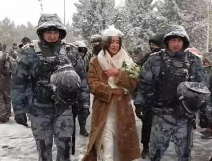 Peste 170 de persoane arestate în Rusia, la proteste împotriva războiului. O tânără a fost reținută pentru că avea flori albe în mâini, alta luată pe sus în rochie de mireasă